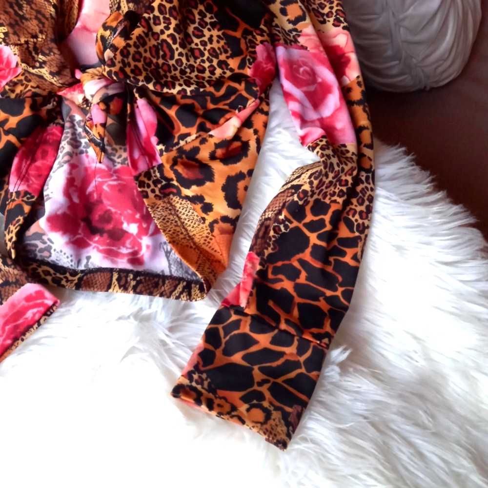 Leopard🐅&🌺 Roses Blouse - Picture 2 of 7
